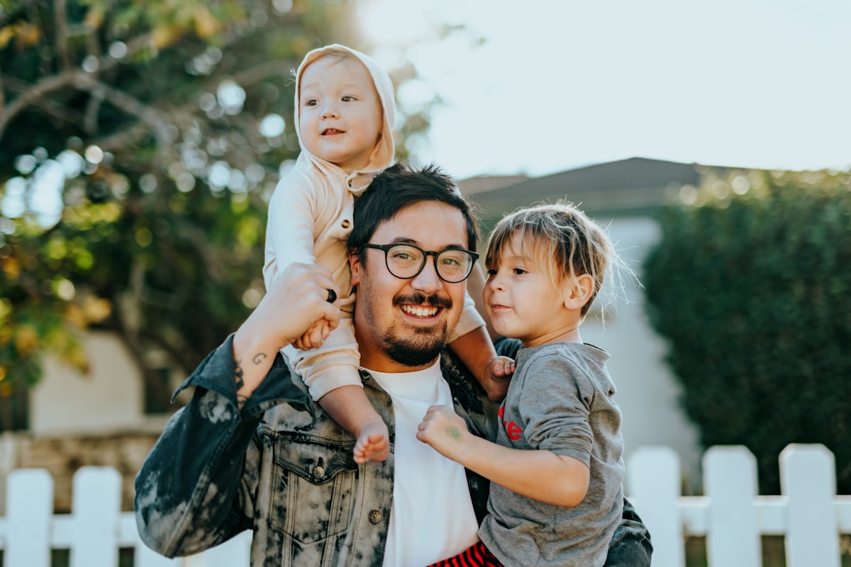 Pai com dois filhos — fertilidade e família em Portugal